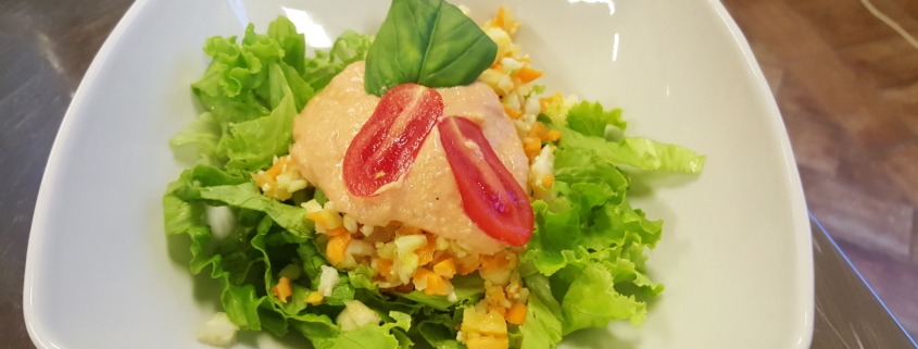 insalatina-di-verdure-con-salsa-rosa